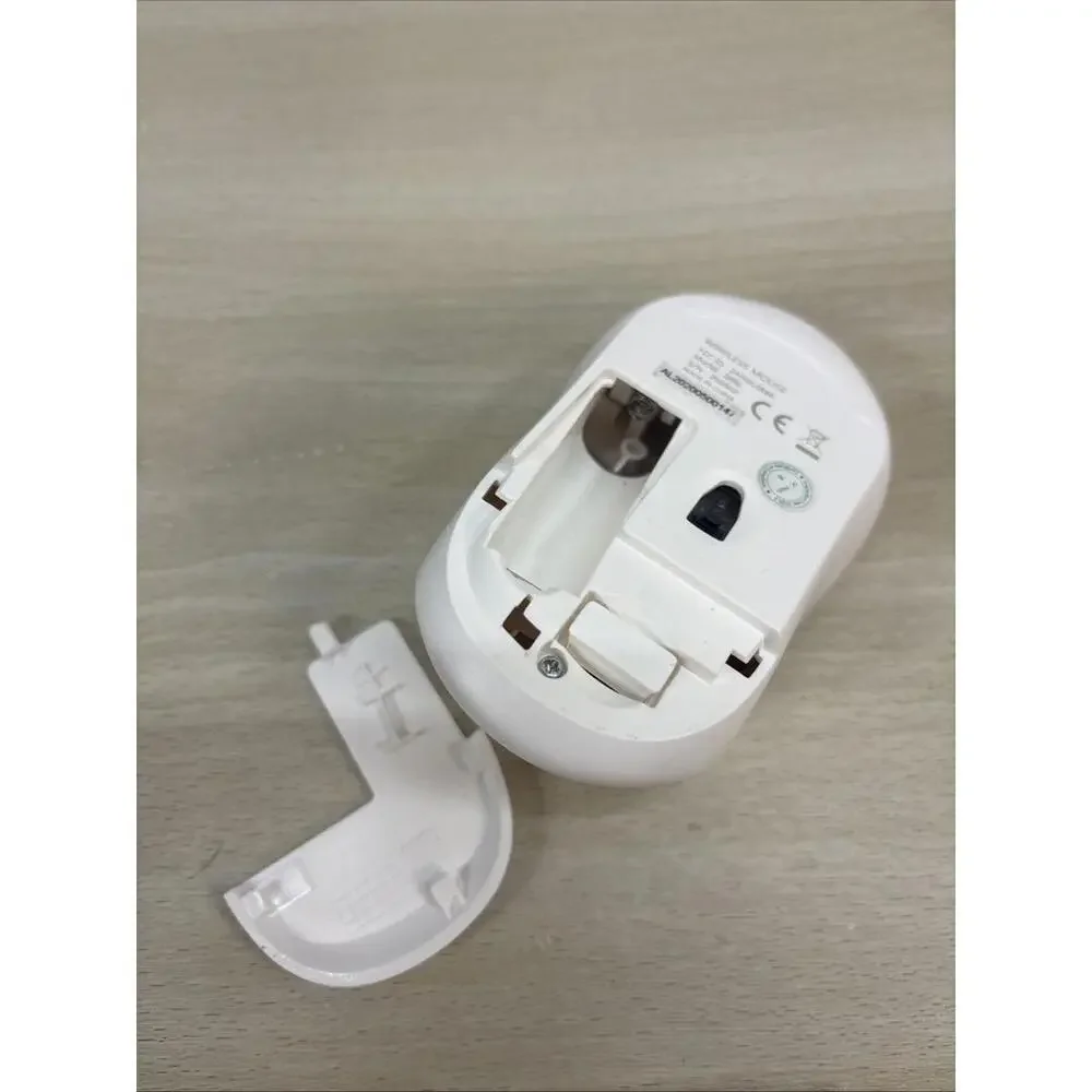 White wireless mouse with dongle I886